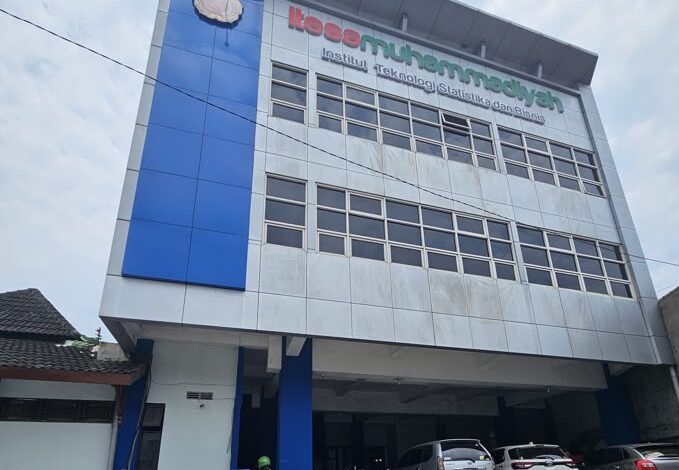 Tampak depan gedung ITESA Muhammadiyah Semarang dengan fasad modern berwarna biru dan putih.