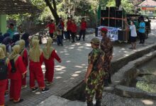 Anggota Kokam Jepara mengawal kegiatan pawai ta'aruf SMA Muhammadiyah Bangsri menuju lokasi wisata.