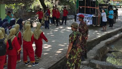 Anggota Kokam Jepara mengawal kegiatan pawai ta'aruf SMA Muhammadiyah Bangsri menuju lokasi wisata.