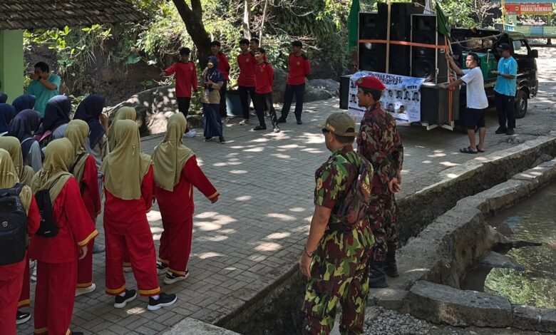 Anggota Kokam Jepara mengawal kegiatan pawai ta'aruf SMA Muhammadiyah Bangsri menuju lokasi wisata.