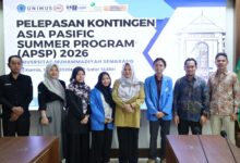 Foto bersama jajaran sivitas akademika dalam acara pelepasan mahasiswa UNIMUS sebagai delegasi Asia-Pacific Summer Program 2026.