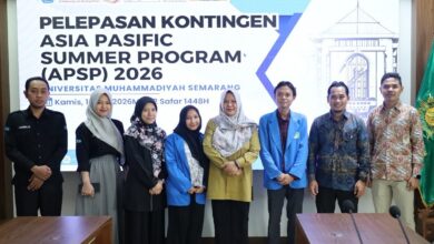 Foto bersama jajaran sivitas akademika dalam acara pelepasan mahasiswa UNIMUS sebagai delegasi Asia-Pacific Summer Program 2026.