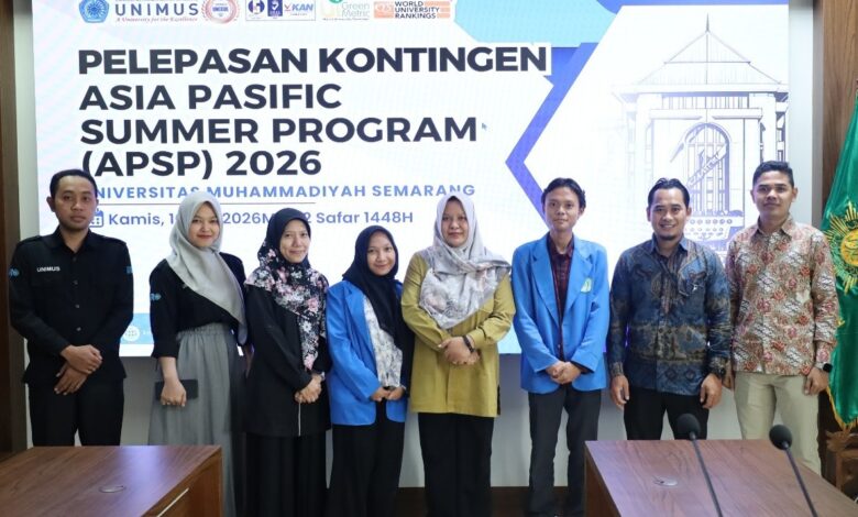 Foto bersama jajaran sivitas akademika dalam acara pelepasan mahasiswa UNIMUS sebagai delegasi Asia-Pacific Summer Program 2026.
