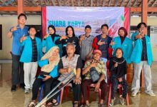 Mahasiswa Ilmu Komunikasi UMS berfoto bersama dengan warga Komunitas Difamukti di pendopo desa setelah pelatihan pemasaran digital.