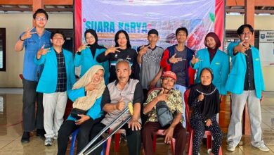 Mahasiswa Ilmu Komunikasi UMS berfoto bersama dengan warga Komunitas Difamukti di pendopo desa setelah pelatihan pemasaran digital.