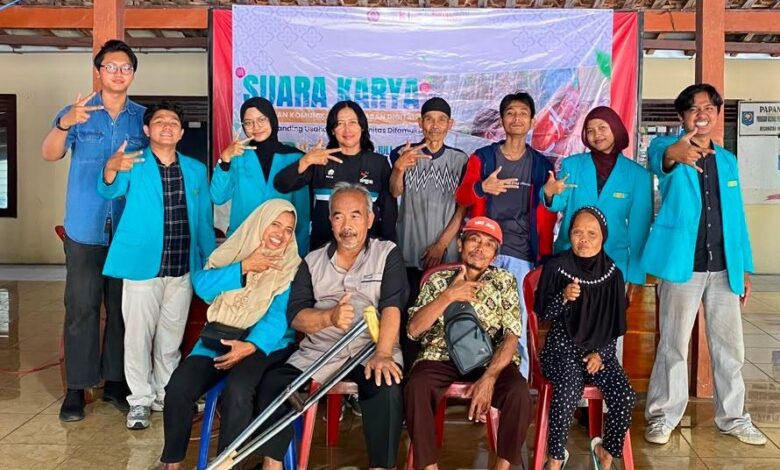 Mahasiswa Ilmu Komunikasi UMS berfoto bersama dengan warga Komunitas Difamukti di pendopo desa setelah pelatihan pemasaran digital.