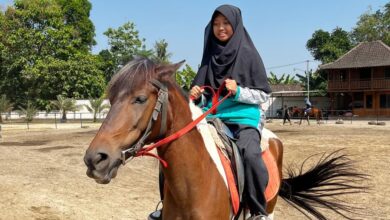 Siswi SMP Ahmad Dahlan Sukoharjo sedang mencoba olahraga berkuda dalam rangkaian kegiatan MPLS Ramah Anak di Al Birru Stable.
