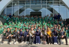 Foto bersama siswa SD Muhammadiyah Tangkil Tengah mengenakan seragam hijau bersama para guru dan Duta Baca Pekalongan dalam kegiatan MPLS SD 2026 di depan gedung Perpustakaan UMPP.