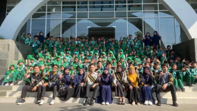 Foto bersama siswa SD Muhammadiyah Tangkil Tengah mengenakan seragam hijau bersama para guru dan Duta Baca Pekalongan dalam kegiatan MPLS SD 2026 di depan gedung Perpustakaan UMPP.