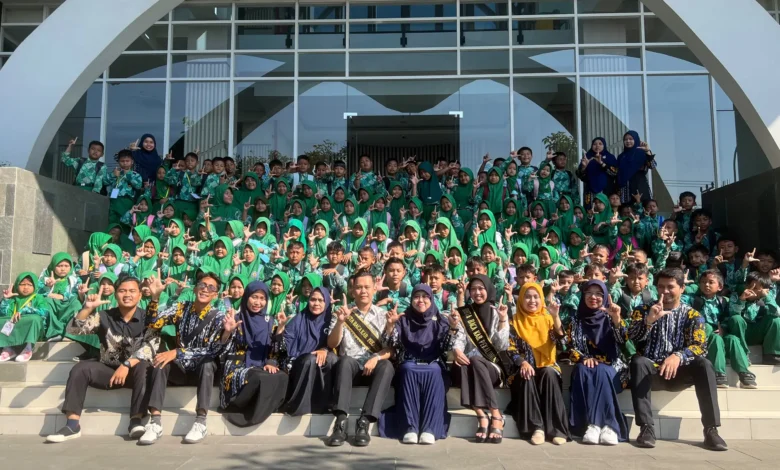 Foto bersama siswa SD Muhammadiyah Tangkil Tengah mengenakan seragam hijau bersama para guru dan Duta Baca Pekalongan dalam kegiatan MPLS SD 2026 di depan gedung Perpustakaan UMPP.