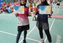 Dua siswi SMP Muhammadiyah 1 Alternatif (Mutual) Kota Magelang menunjukkan piala dan sertifikat juara bulutangkis.