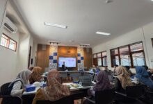Dosen Pendidikan Geografi UMS mengikuti workshop penulisan artikel ilmiah populer secara interaktif.