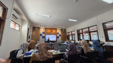 Dosen Pendidikan Geografi UMS mengikuti workshop penulisan artikel ilmiah populer secara interaktif.