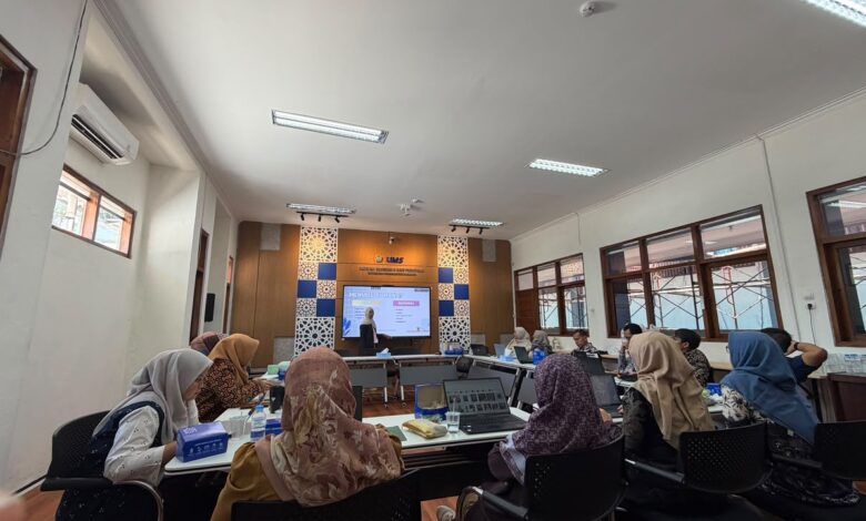 Dosen Pendidikan Geografi UMS mengikuti workshop penulisan artikel ilmiah populer secara interaktif.