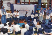 Murid kelas I mengikuti kegiatan MPLS SD Muhammadiyah 1 Solo dan membacakan teks deklarasi Sekolah Anti Perundungan (Anti Bullying) di hadapan guru dan teman-teman.
