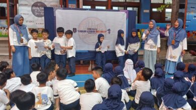 Murid kelas I mengikuti kegiatan MPLS SD Muhammadiyah 1 Solo dan membacakan teks deklarasi Sekolah Anti Perundungan (Anti Bullying) di hadapan guru dan teman-teman.