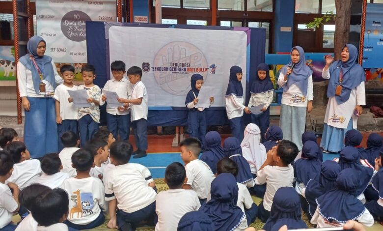 Murid kelas I mengikuti kegiatan MPLS SD Muhammadiyah 1 Solo dan membacakan teks deklarasi Sekolah Anti Perundungan (Anti Bullying) di hadapan guru dan teman-teman.