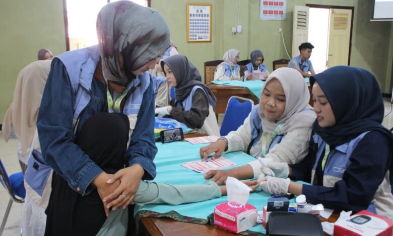 Mahasiswa Farmasi UMP melakukan pemeriksaan kadar hemoglobin warga untuk deteksi dini dan mengenali ciri ciri anemia.