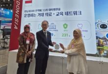 Delegasi FK UMP menyerahkan plakat kepada President K-Medi Hub Korea Selatan dalam ajang promosi kedokteran berbasis herbal di KOADMEX 2026.