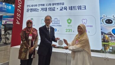 Delegasi FK UMP menyerahkan plakat kepada President K-Medi Hub Korea Selatan dalam ajang promosi kedokteran berbasis herbal di KOADMEX 2026.