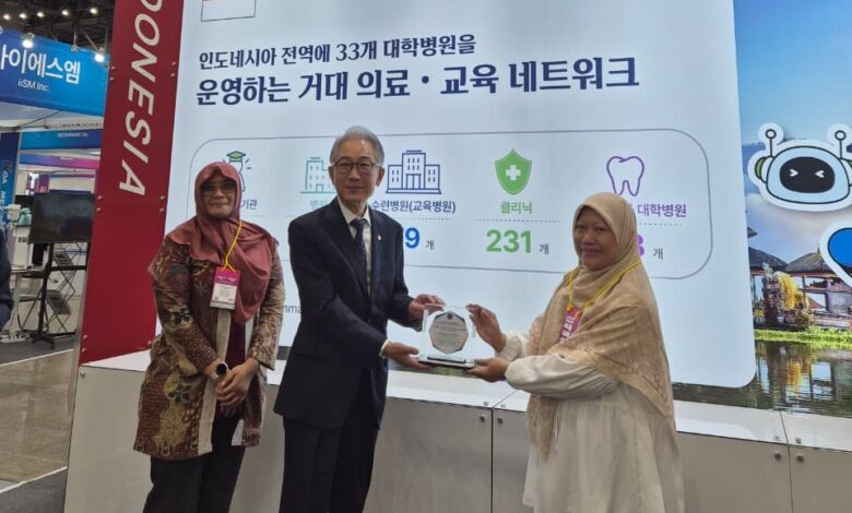 Delegasi FK UMP menyerahkan plakat kepada President K-Medi Hub Korea Selatan dalam ajang promosi kedokteran berbasis herbal di KOADMEX 2026.