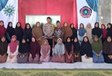 Aipda Eko Santoso dari Polsek Sambi foto bersama dengan para santriwati baru saat pembekalan karakter santri ponpes tentang bahaya NAPZA di forum PETAMU 2026.