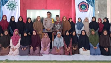Aipda Eko Santoso dari Polsek Sambi foto bersama dengan para santriwati baru saat pembekalan karakter santri ponpes tentang bahaya NAPZA di forum PETAMU 2026.