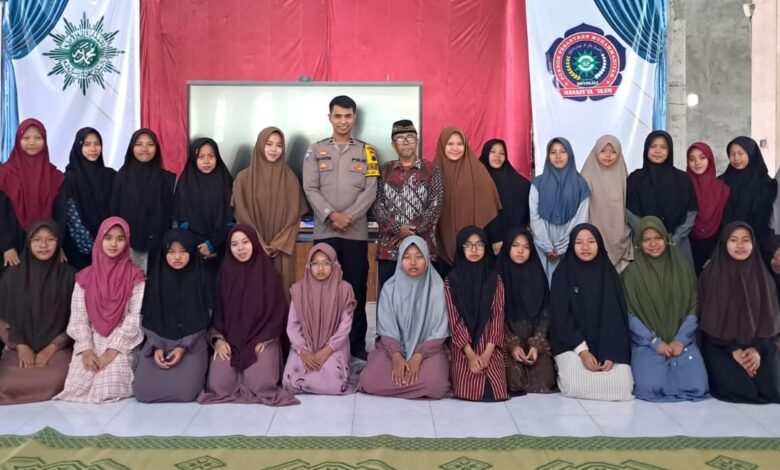 Aipda Eko Santoso dari Polsek Sambi foto bersama dengan para santriwati baru saat pembekalan karakter santri ponpes tentang bahaya NAPZA di forum PETAMU 2026.