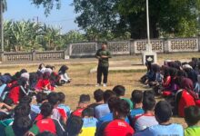 Simulasi mitigasi bencana banjir Jepara oleh relawan MDMC kepada ratusan siswa SMA Muhammadiyah Mayong di lapangan terbuka saat cuaca cerah.