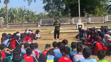 Simulasi mitigasi bencana banjir Jepara oleh relawan MDMC kepada ratusan siswa SMA Muhammadiyah Mayong di lapangan terbuka saat cuaca cerah.