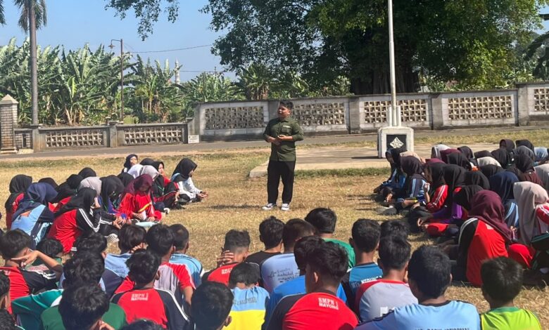 Simulasi mitigasi bencana banjir Jepara oleh relawan MDMC kepada ratusan siswa SMA Muhammadiyah Mayong di lapangan terbuka saat cuaca cerah.