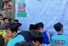 Ratusan santri membubuhkan tanda tangan pada spanduk deklarasi anti-perundungan sebagai cara mengatasi bullying di sekolah MTs Muhammadiyah Pontren Imam Syuhodo Sukoharjo.