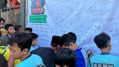 Ratusan santri membubuhkan tanda tangan pada spanduk deklarasi anti-perundungan sebagai cara mengatasi bullying di sekolah MTs Muhammadiyah Pontren Imam Syuhodo Sukoharjo.