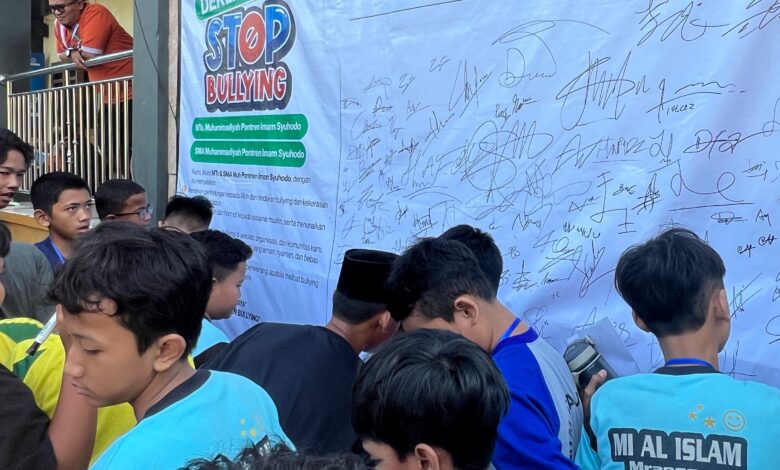 Ratusan santri membubuhkan tanda tangan pada spanduk deklarasi anti-perundungan sebagai cara mengatasi bullying di sekolah MTs Muhammadiyah Pontren Imam Syuhodo Sukoharjo.