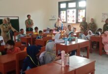 Siswa baru SD Mutiara Muhammadiyah Cilacap mengikuti pengenalan kepanduan Hizbul Wathan saat MPLS SD 2026 di dalam ruang kelas.