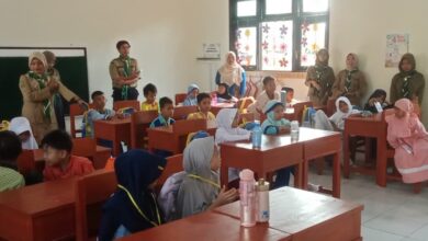 Siswa baru SD Mutiara Muhammadiyah Cilacap mengikuti pengenalan kepanduan Hizbul Wathan saat MPLS SD 2026 di dalam ruang kelas.