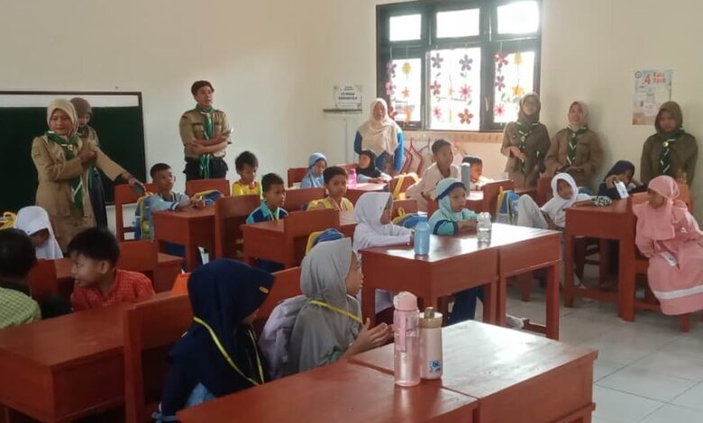 Siswa baru SD Mutiara Muhammadiyah Cilacap mengikuti pengenalan kepanduan Hizbul Wathan saat MPLS SD 2026 di dalam ruang kelas.