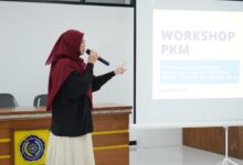 Farah Hanifah Nuraini menjelaskan strategi lolos PIMNAS di depan layar proyektor saat Workshop PKM FEB UMS Surakarta.
