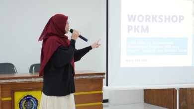 Farah Hanifah Nuraini menjelaskan strategi lolos PIMNAS di depan layar proyektor saat Workshop PKM FEB UMS Surakarta.