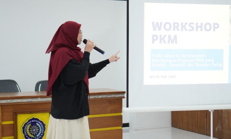 Farah Hanifah Nuraini menjelaskan strategi lolos PIMNAS di depan layar proyektor saat Workshop PKM FEB UMS Surakarta.