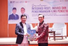 Rektor UMP Prof. Dr. Jebul Suroso bersama Deputi BRIN Prof. Dr. Eng. Agus Haryono memegang bingkisan dalam acara sosialisasi riset berdampak masyarakat di Banyumas.