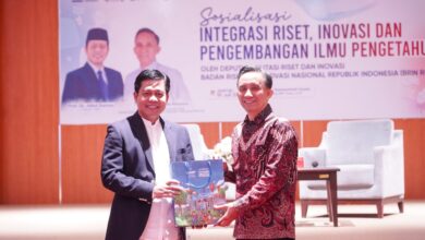 Rektor UMP Prof. Dr. Jebul Suroso bersama Deputi BRIN Prof. Dr. Eng. Agus Haryono memegang bingkisan dalam acara sosialisasi riset berdampak masyarakat di Banyumas.