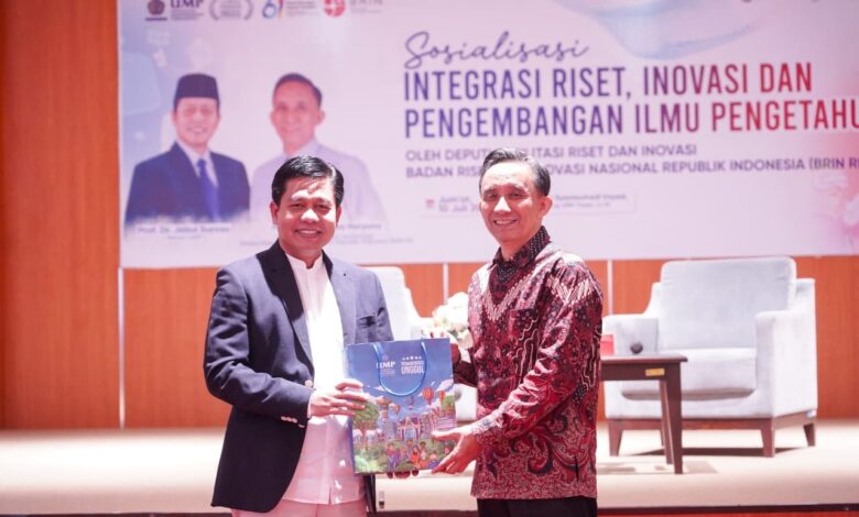 Rektor UMP Prof. Dr. Jebul Suroso bersama Deputi BRIN Prof. Dr. Eng. Agus Haryono memegang bingkisan dalam acara sosialisasi riset berdampak masyarakat di Banyumas.