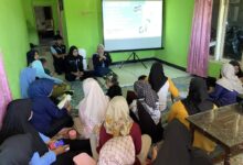 Mahasiswa PPK Ormawa UMP memberikan edukasi digitalisasi desa dan pemberdayaan ekonomi kepada ibu-ibu warga Desa Danasari Purbalingga.
