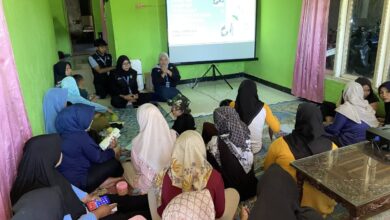 Mahasiswa PPK Ormawa UMP memberikan edukasi digitalisasi desa dan pemberdayaan ekonomi kepada ibu-ibu warga Desa Danasari Purbalingga.