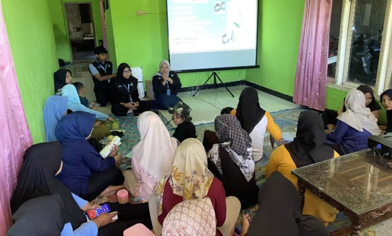 Mahasiswa PPK Ormawa UMP memberikan edukasi digitalisasi desa dan pemberdayaan ekonomi kepada ibu-ibu warga Desa Danasari Purbalingga.