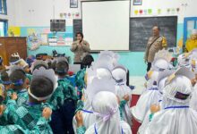 Brigadir Polisi Devi Melindasari dan AIPTU Bagas Agung Prasetyo memberikan edukasi anti perundungan tentang cara mencegah bullying di sekolah kepada murid baru kelas I MIM Kauman Wiradesa.