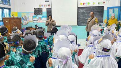 Brigadir Polisi Devi Melindasari dan AIPTU Bagas Agung Prasetyo memberikan edukasi anti perundungan tentang cara mencegah bullying di sekolah kepada murid baru kelas I MIM Kauman Wiradesa.