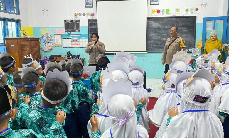Brigadir Polisi Devi Melindasari dan AIPTU Bagas Agung Prasetyo memberikan edukasi anti perundungan tentang cara mencegah bullying di sekolah kepada murid baru kelas I MIM Kauman Wiradesa.