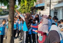 Siswa kelas atas didampingi guru melakukan aksi cabut paku di pohon saat penutupan FORTASIB SD Muh PK Banyudono.